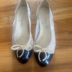 CHANEL Beige Lace and Black Patent Cap-Toe Ballet Flats